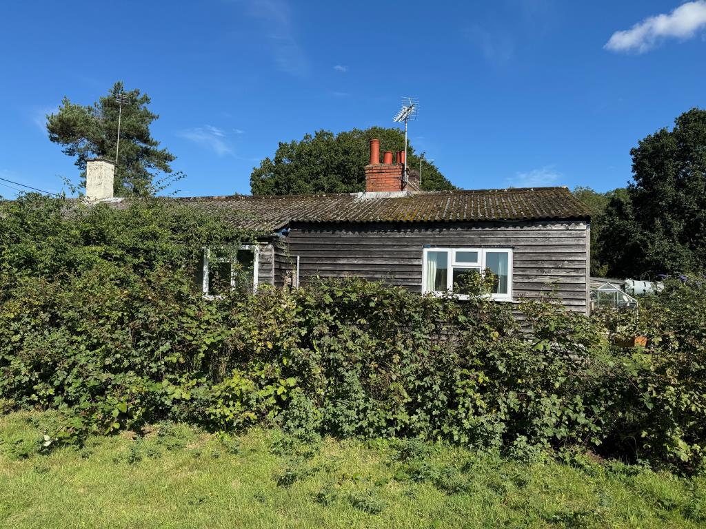 Lot: 150 - SEMI-DETACHED BUNGALOW IN RURAL LOCATION WITH POTENTIAL - Side of property from paddock area
